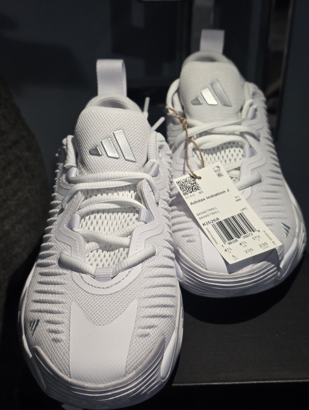 NIB Adidas Initiation J Kids Basketball Shoes Size 5/ Women 6.5 – White Silver